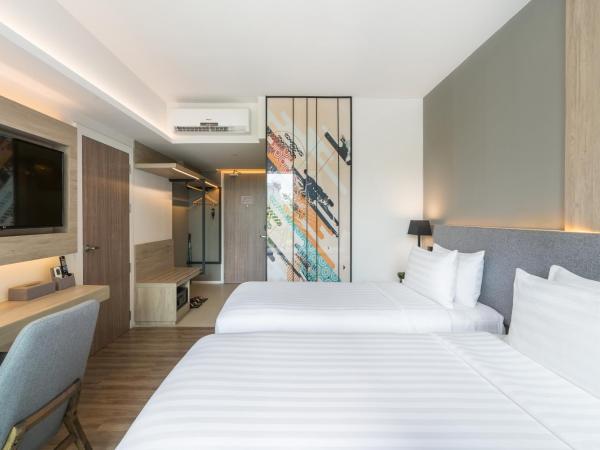 Hotel Amber Pattaya : photo 7 de la chambre chambre lits jumeaux de luxe avec vue sur la piscine