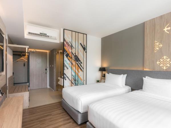 Hotel Amber Pattaya : photo 8 de la chambre chambre lits jumeaux de luxe avec vue sur la piscine