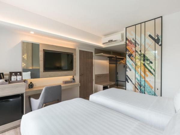 Hotel Amber Pattaya : photo 9 de la chambre chambre lits jumeaux de luxe avec vue sur la piscine