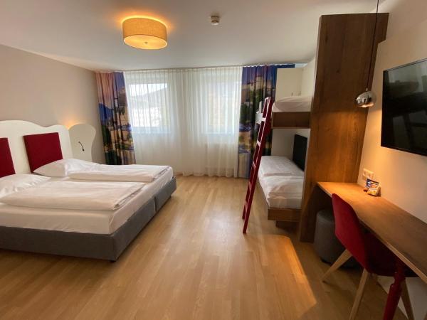 JUFA Hotel Salzburg : photo 2 de la chambre chambre quadruple