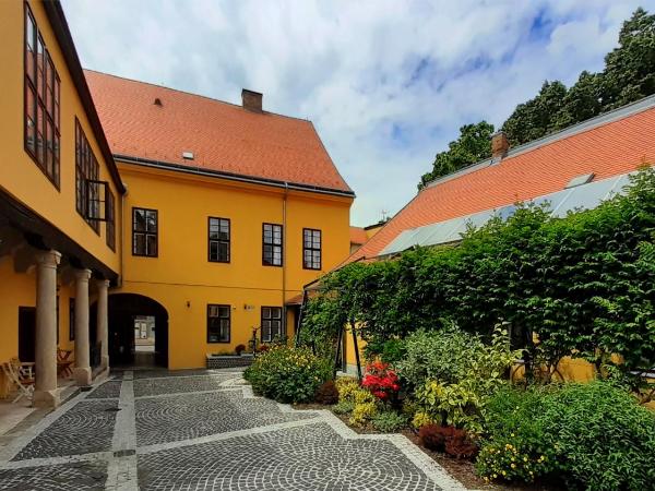 Ciszterci Szállás Pécs : photo 2 de la chambre chambre simple avec salle de bains