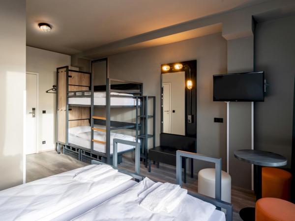 a&o Warszawa Wola : photo 4 de la chambre chambre triple