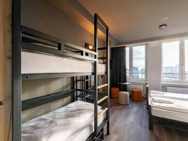 a&o Warszawa Wola : photo 1 de la chambre chambre triple