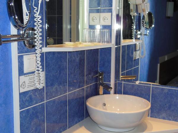 Hotel Anne De Bretagne BLOIS : photo 4 de la chambre chambre quadruple classique - 2 lits doubles - 18 m²