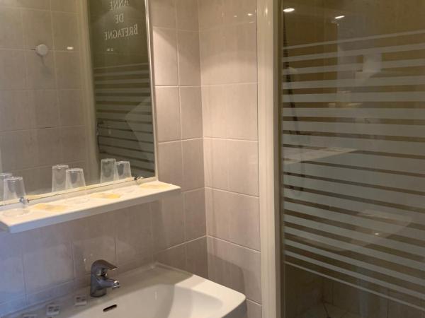 Hotel Anne De Bretagne BLOIS : photo 2 de la chambre chambre triple standard sans ascenseur - 3e Étage - 12 m²