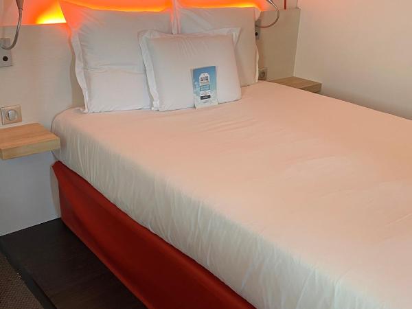 Kyriad Quimper Sud : photo 2 de la chambre chambre triple avec 1 lit double et 1 lit simple