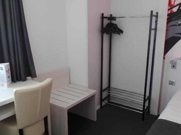 Kyriad Quimper Sud : photo 5 de la chambre chambre triple avec 1 lit double et 1 lit simple