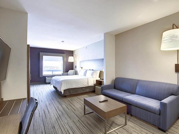 Holiday Inn Express Airport Calgary, an IHG Hotel : photo 3 de la chambre suite lit king-size