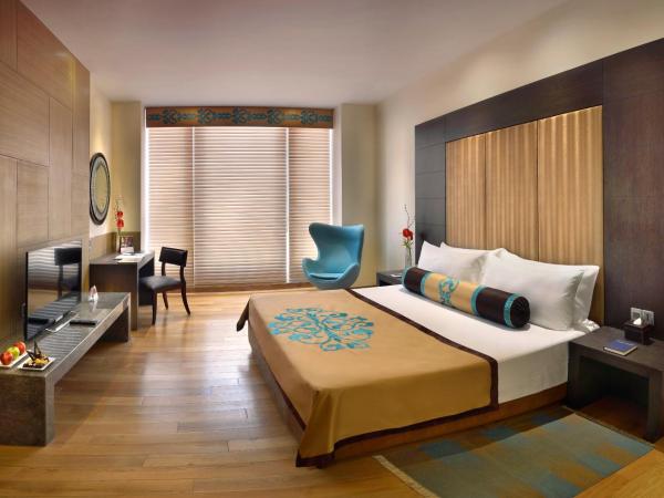 The Lalit Great Eastern Kolkata : photo 1 de la chambre hébergement de luxe lit king-size - vue sur ville