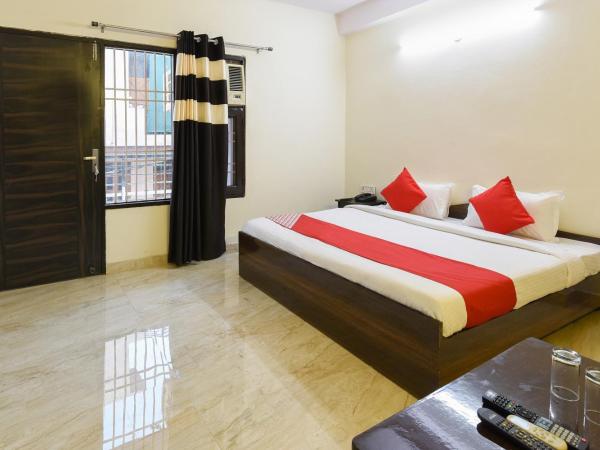 OYO Club Residency Near Tdi Mall : photo 2 de la chambre petite chambre double