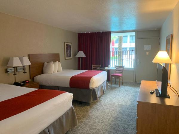 Ramada by Wyndham Kissimmee Gateway - Free Theme Park Shuttle : photo 3 de la chambre chambre supérieure avec 2 lits queen-size - vue sur piscine