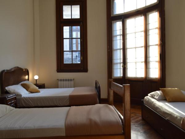 Che Argentina Hostel Suites : photo 3 de la chambre chambre triple avec salle de bains privative