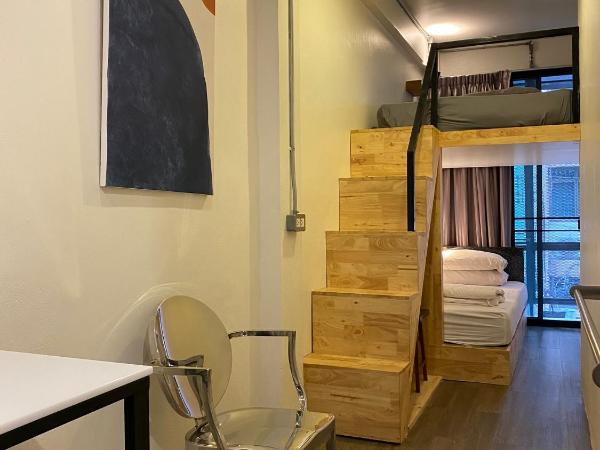 Monomer Hostel Bangkok : photo 2 de la chambre chambre lits jumeaux avec salle de bains privative