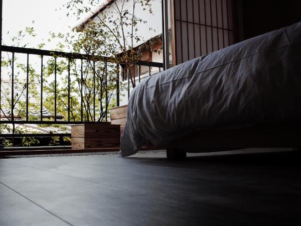 Hotel Shun : photo 2 de la chambre chambre lit king-size avec balcon