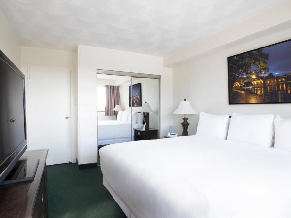 The Business Inn : photo 3 de la chambre suite supérieure 1 chambre avec 1 lit king-size/queen-size et 1 canapé-lit queen-size