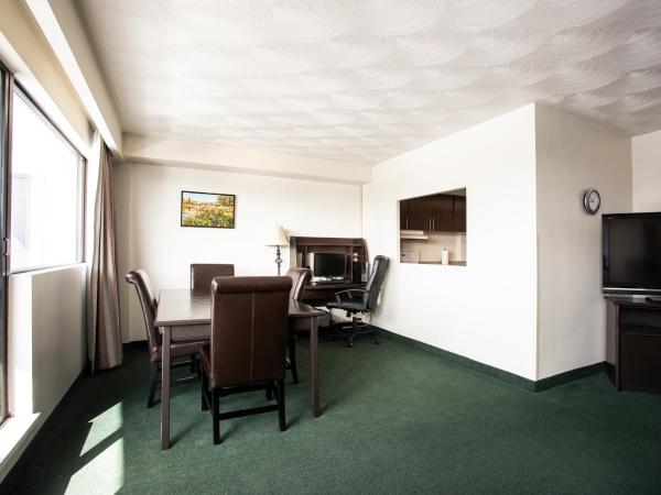 The Business Inn : photo 6 de la chambre suite supérieure 1 chambre avec 1 lit king-size/queen-size et 1 canapé-lit queen-size