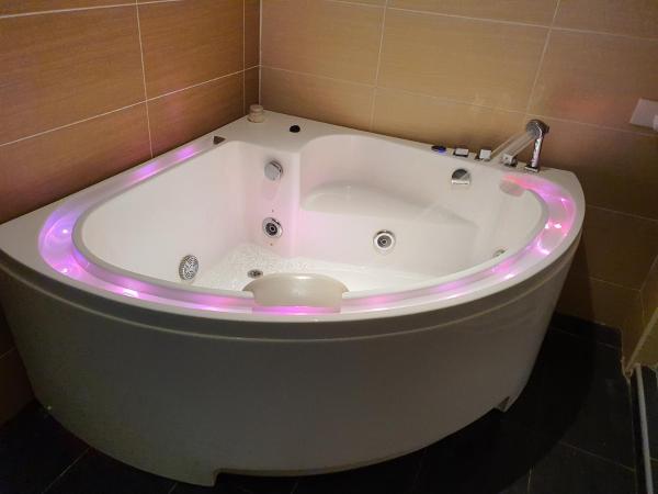 Grandeur Hotel And Spa : photo 1 de la chambre chambre lit king-size avec baignoire spa