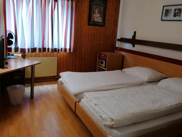 Hotel du Stand : photo 1 de la chambre chambre simple avec salle de bains commune