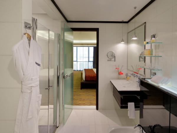 Radisson Blu Hotel, Dubai Media City : photo 2 de la chambre suite 1 chambre avec accès au salon