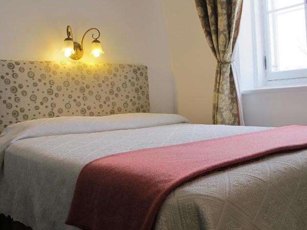 Au Petit Hôtel : photo 2 de la chambre chambre lit queen-size