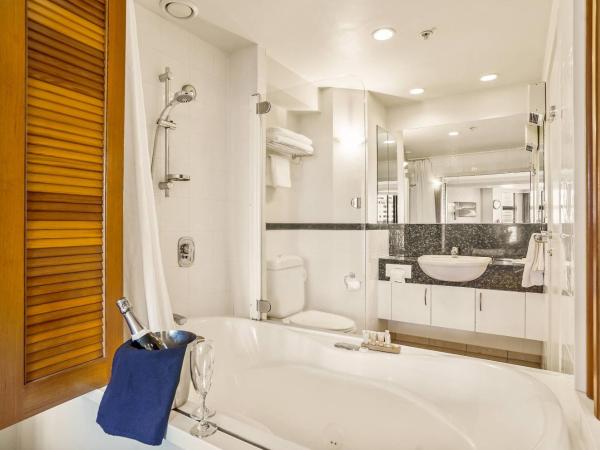 Parkside Hotel & Apartments : photo 1 de la chambre studio lit king-size de luxe avec baignoire spa