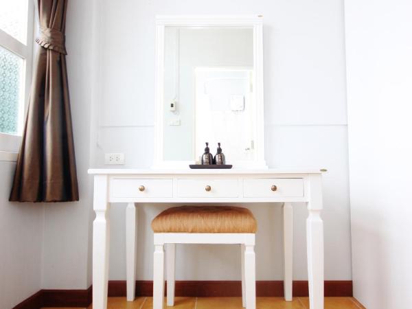 Feung Nakorn Balcony Rooms and Cafe : photo 10 de la chambre chambre deluxe double ou lits jumeaux