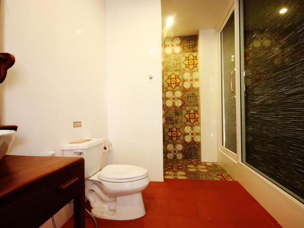 Feung Nakorn Balcony Rooms and Cafe : photo 9 de la chambre chambre familiale