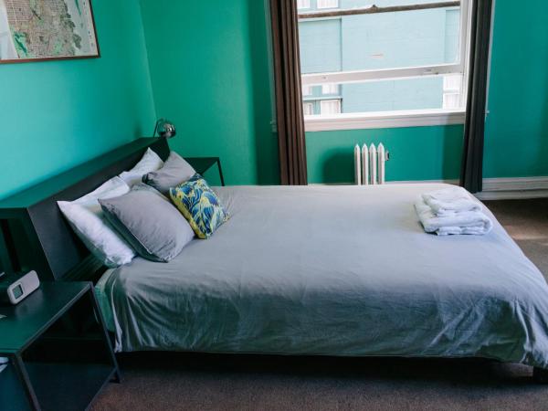 HI San Francisco Downtown Hostel : photo 4 de la chambre chambre lit queen-size privée avec salle de bains privative