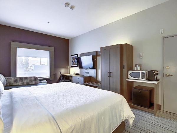 Holiday Inn Express Airport Calgary, an IHG Hotel : photo 3 de la chambre chambre lit king-size pour personnes à mobilité réduite – douche accessible en fauteuil roulant - non-fumeurs