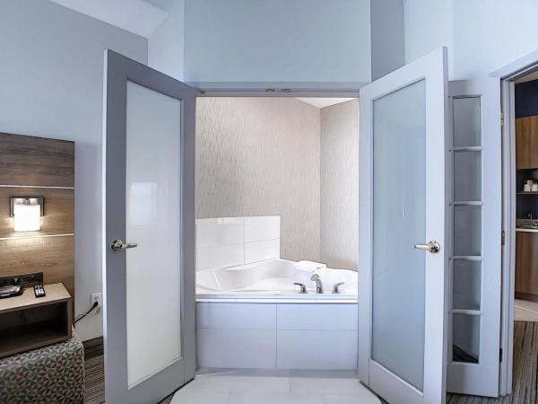 Holiday Inn Express Airport Calgary, an IHG Hotel : photo 4 de la chambre suite lit king-size avec bain à remous - non-fumeurs