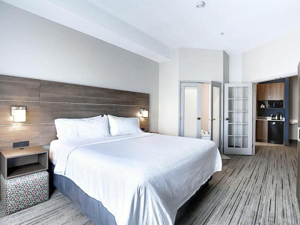 Holiday Inn Express Airport Calgary, an IHG Hotel : photo 5 de la chambre suite lit king-size avec baignoire spa