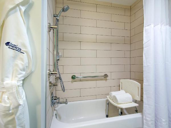 Hotel Indigo Savannah Historic District, an IHG Hotel : photo 7 de la chambre one-bedroom suite - hearing accessible with roll-in shower