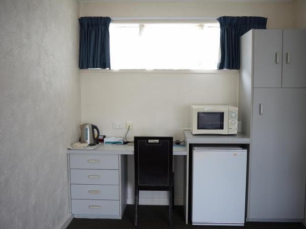 Alpers Lodge & Conference Centre : photo 1 de la chambre chambre lit queen-size 
