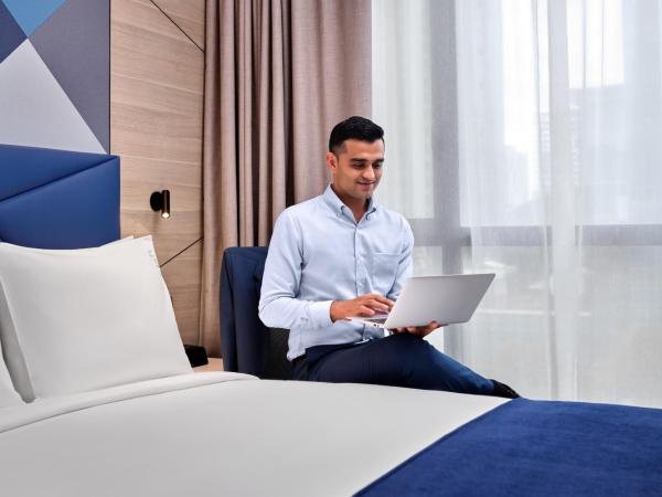 Holiday Inn Express Singapore Serangoon, an IHG Hotel : photo 1 de la chambre standard queen room with queen and single bed