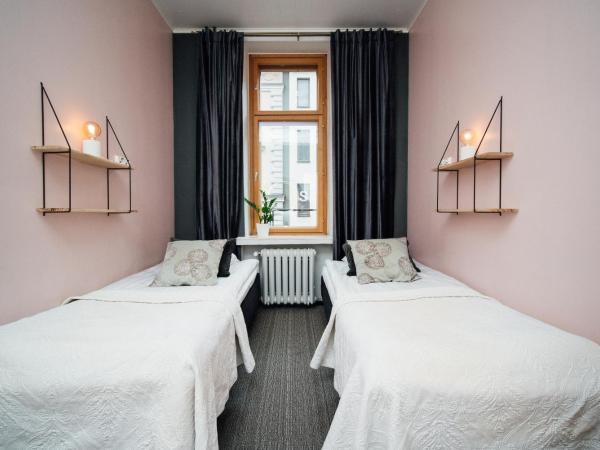 The Yard Hostel : photo 7 de la chambre chambre lits jumeaux avec salle de bains commune