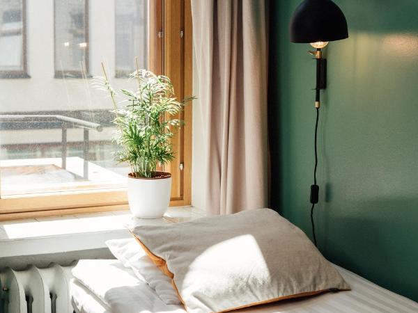 The Yard Hostel : photo 1 de la chambre chambre quadruple avec salle de bains commune