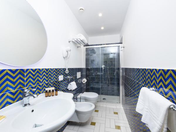 Apollon Club & Thermal Spa : photo 3 de la chambre chambre double ou lits jumeaux supérieure avec balcon - vue sur mer