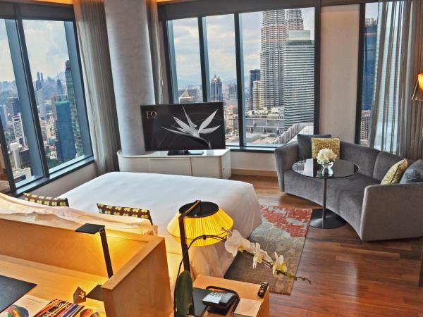 EQ Kuala Lumpur : photo 2 de la chambre hébergement lit king-size premier - vue sur tours jumelles
