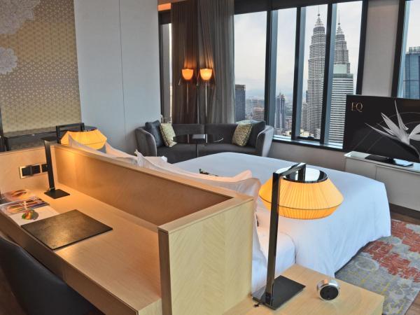 EQ Kuala Lumpur : photo 3 de la chambre hébergement lit king-size premier - vue sur tours jumelles