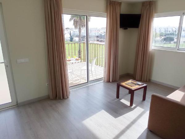 Hotel Apartamento Paraiso De Albufeira : photo 8 de la chambre bungalow - vue sur jardin