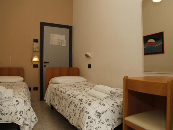 Hotel Villa Dina : photo 4 de la chambre petite chambre lits jumeaux