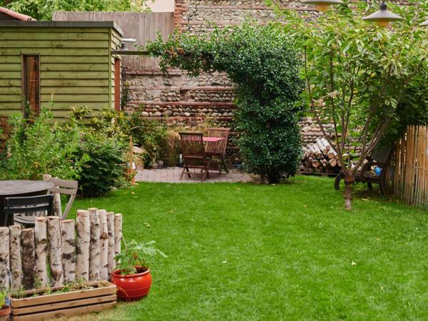 Maison Anjali : photo 7 de la chambre chambre double - vue sur jardin - le poulailler