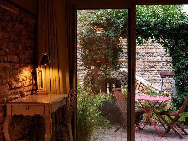 Maison Anjali : photo 6 de la chambre chambre double - vue sur jardin - le poulailler