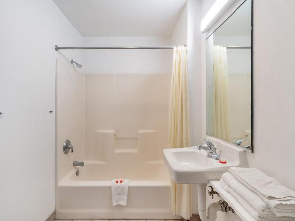 OYO Hotel San Antonio near AT&T Center : photo 6 de la chambre chambre avec 2 grands lits queen-size 