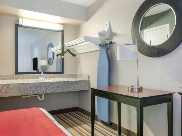 OYO Hotel Indianapolis International Airport : photo 4 de la chambre hébergement 2 lits doubles premium