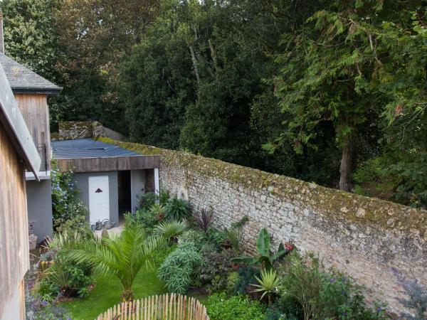 chambre d'hôte et gîte du jardin des corsaires : photo 2 de la chambre appartement - vue sur jardin