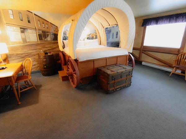 Canad Inns Destination Centre Fort Garry : photo 2 de la chambre suite avec jacuzzi