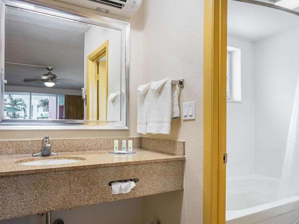 Quality Inn and Suites Montreal East : photo 3 de la chambre chambre lit queen-size - non-fumeurs