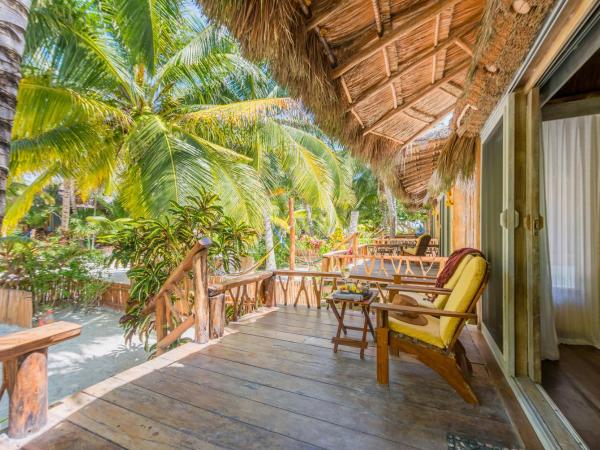 Villa Pescadores Tulum : photo 7 de la chambre chambre lit king-size - vue sur jardin