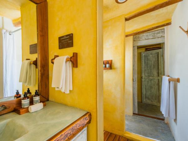 Villa Pescadores Tulum : photo 9 de la chambre chambre lit king-size - vue sur jardin